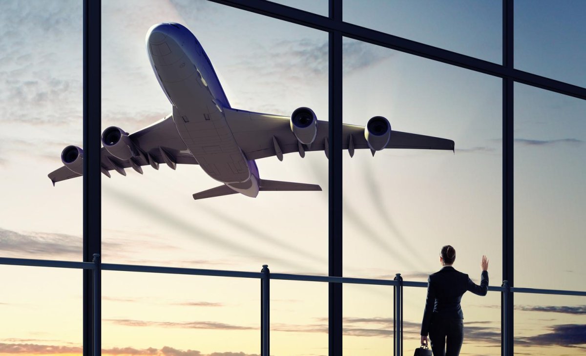 Самолет и аэропорт