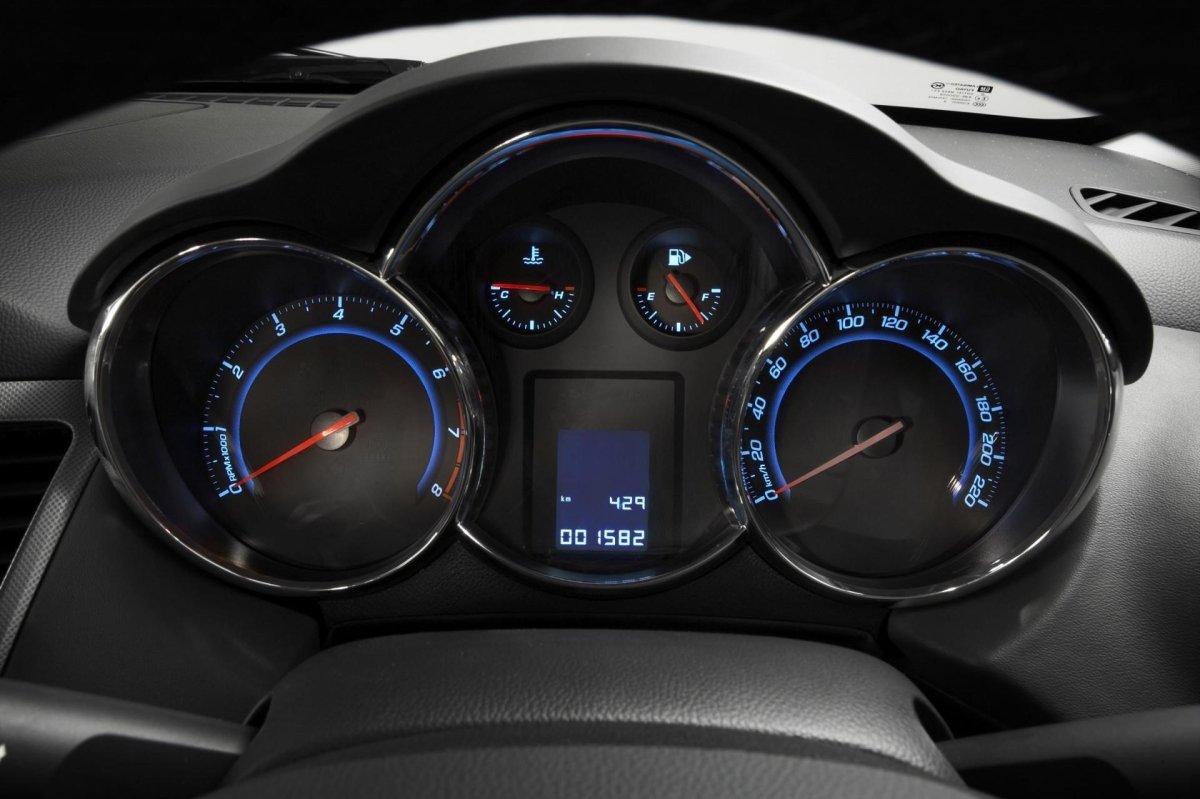 Chevrolet Cruze приборная панель