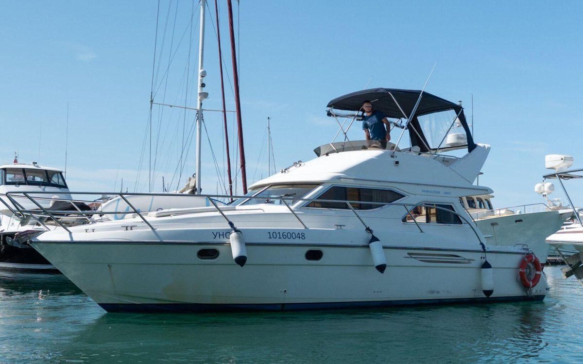 Моторная яхта uno Сочи