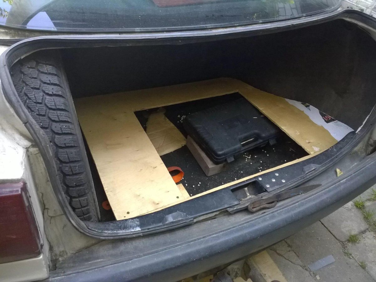 Задняя полка Ауди 80