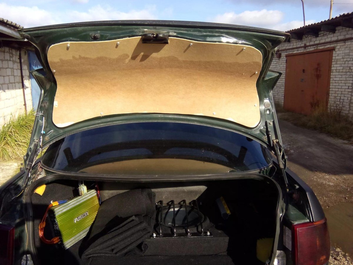 Обшивка крышки багажника Ауди 80 б3