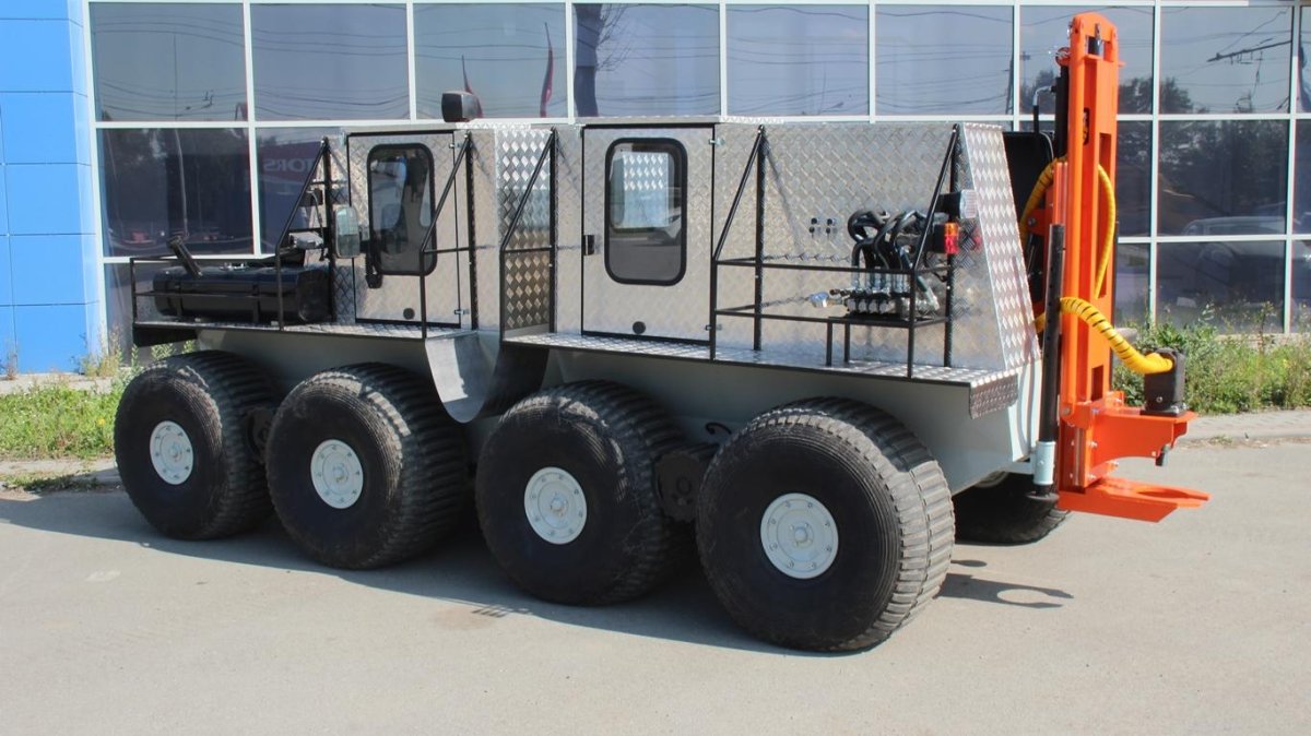 Снегоболотоход с буровой установкой