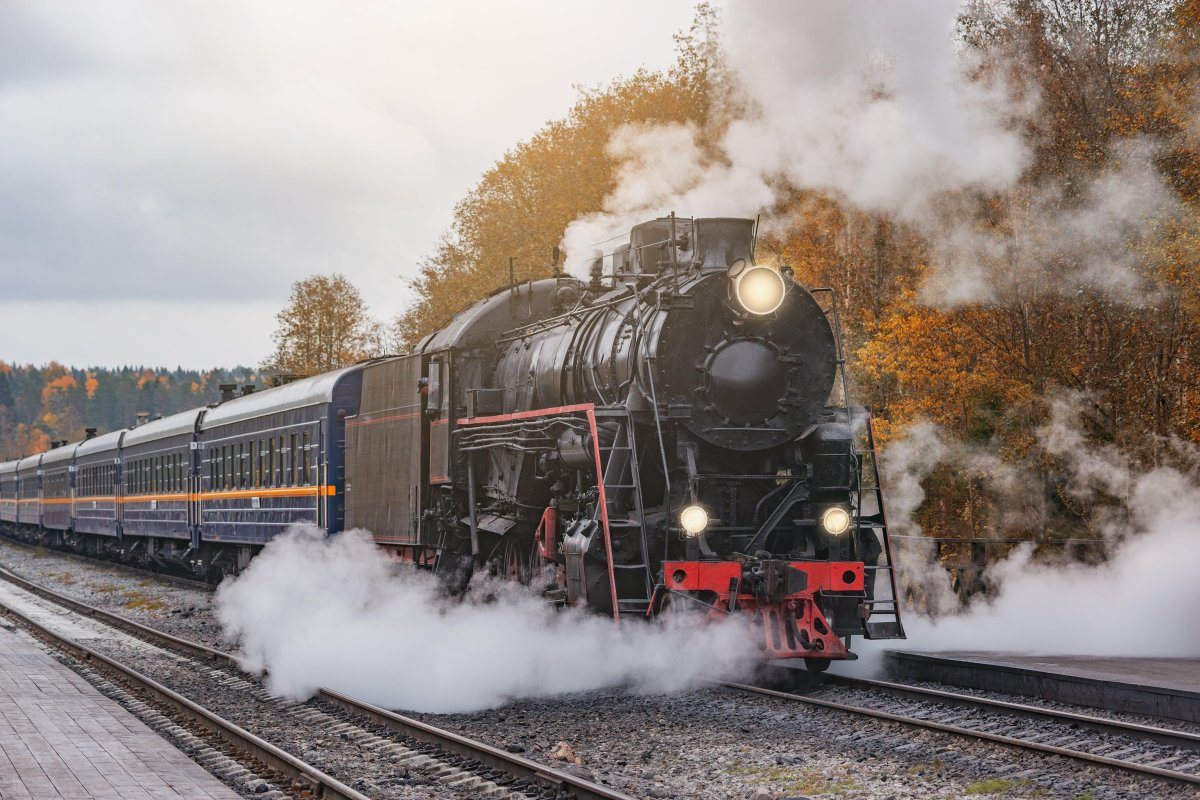 Паровоз осенью
