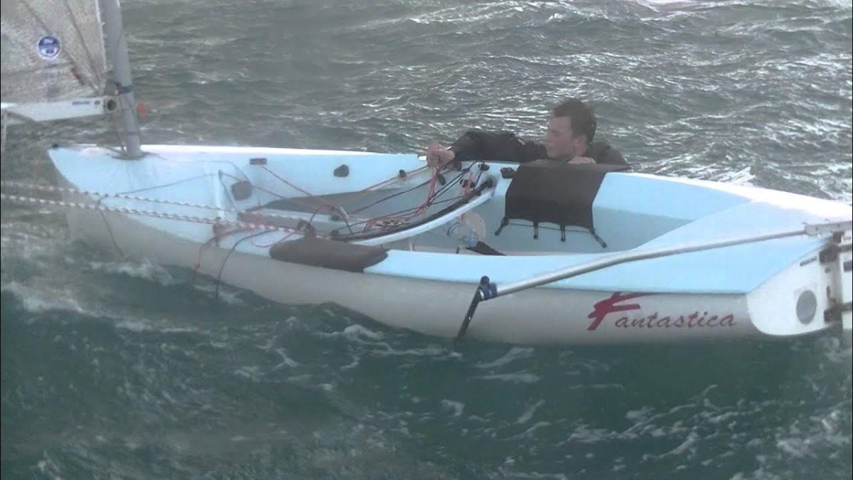 Яхта Финн в шторм