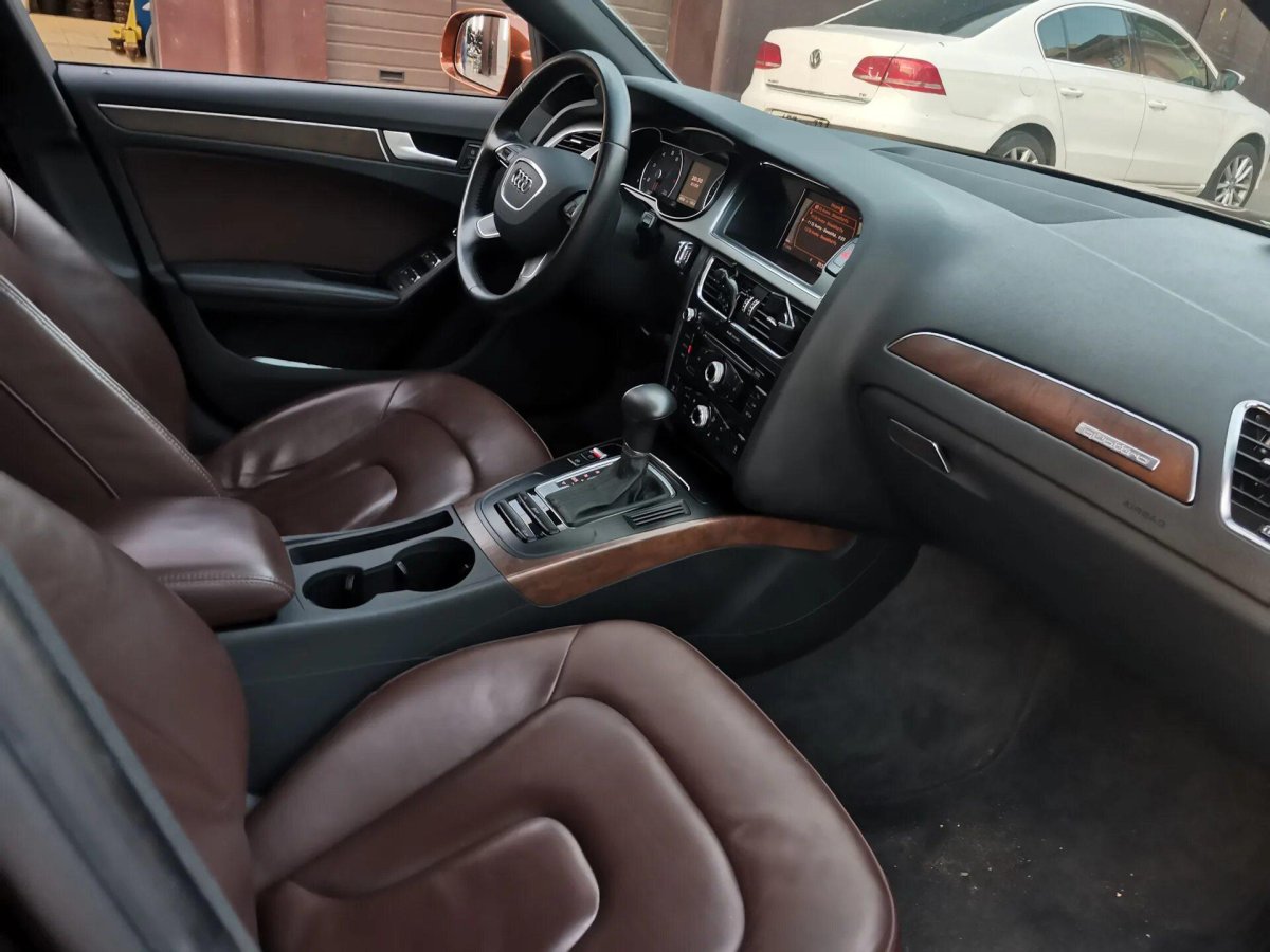 Ауди а4 с коричневым салоном