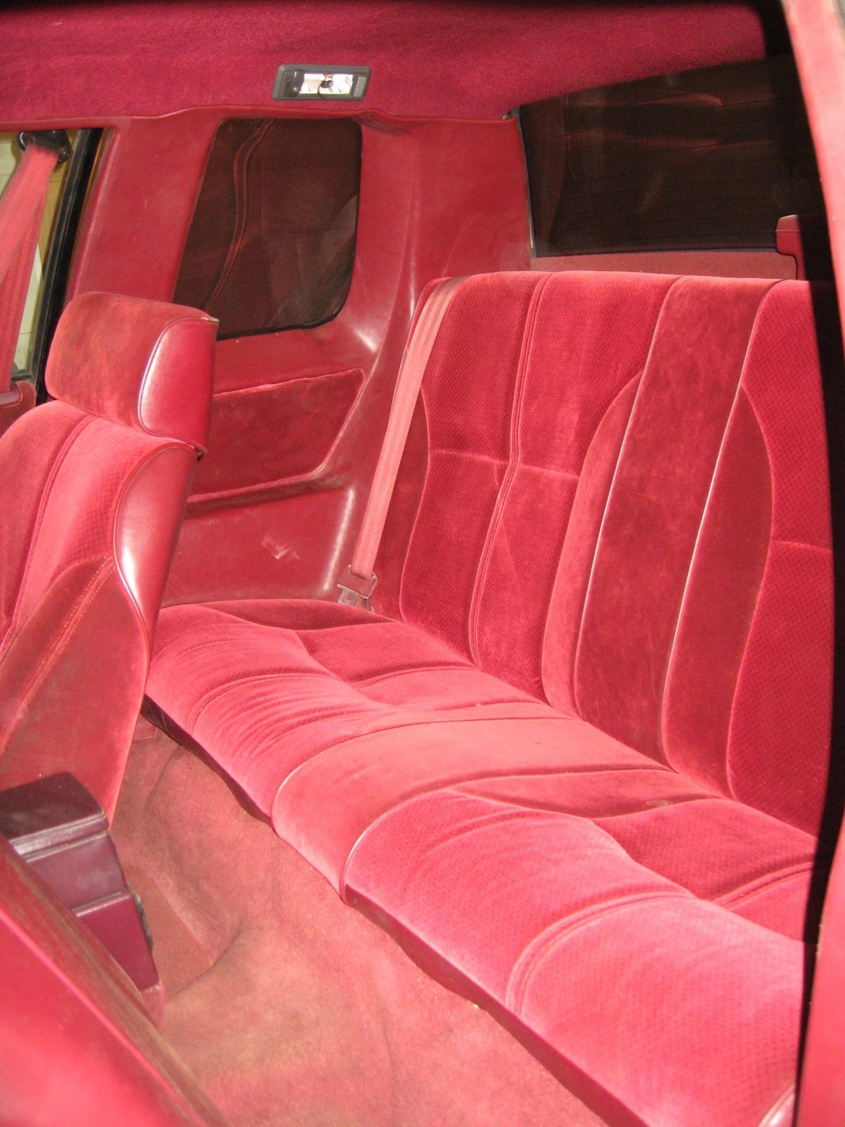 Бордовый салон автомобиля