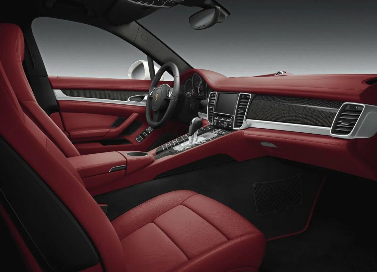 Порше Панамера с красным салоном