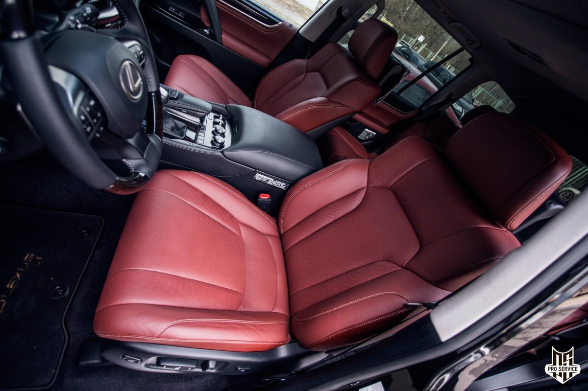 Lexus LX 570 красный салон