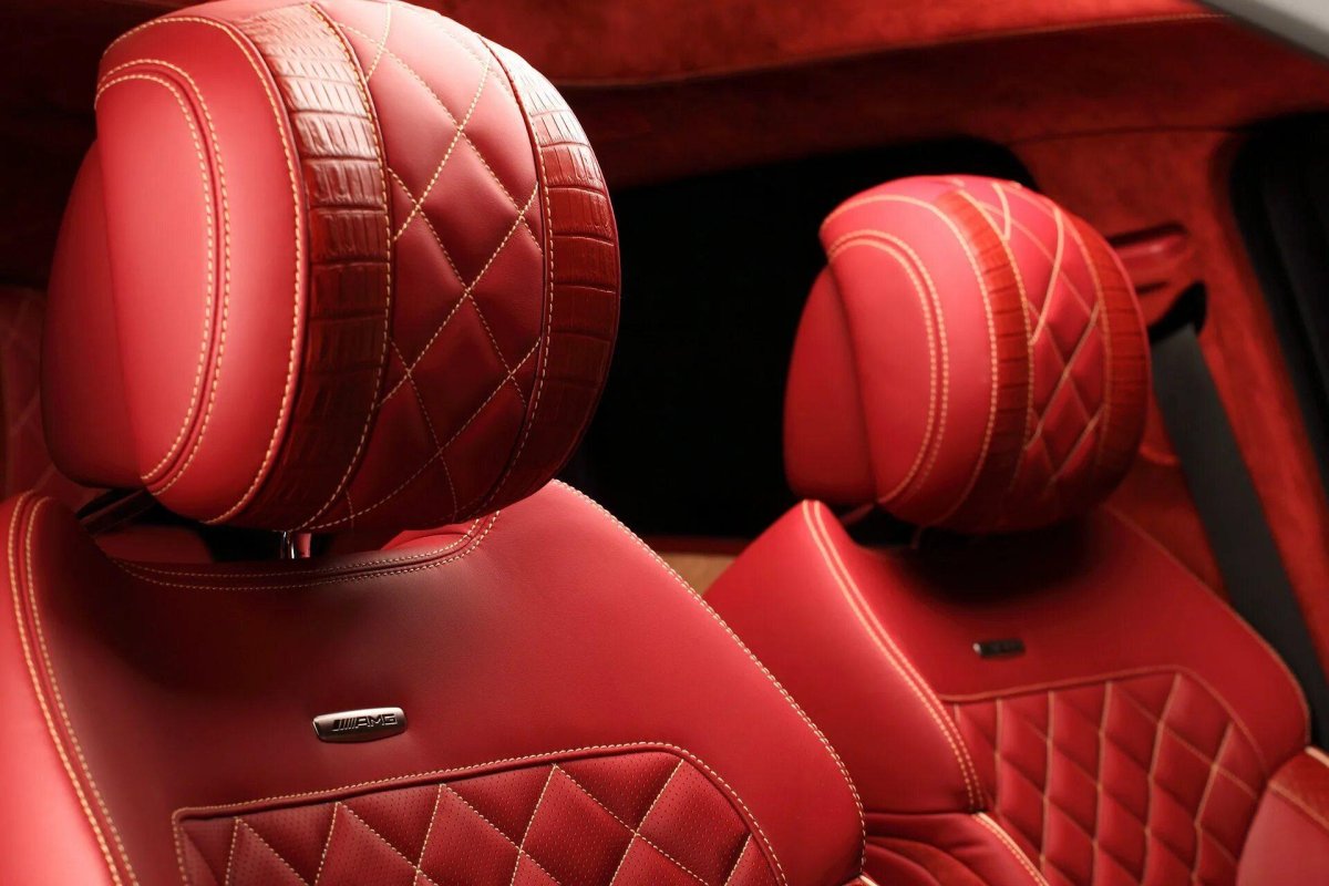 Мерседес с красным кожаным салоном