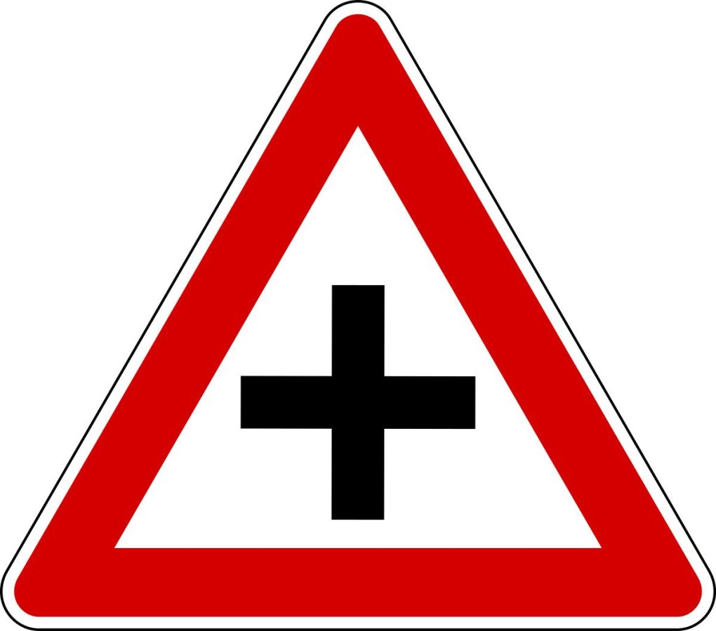 Дорожный знак перекресток