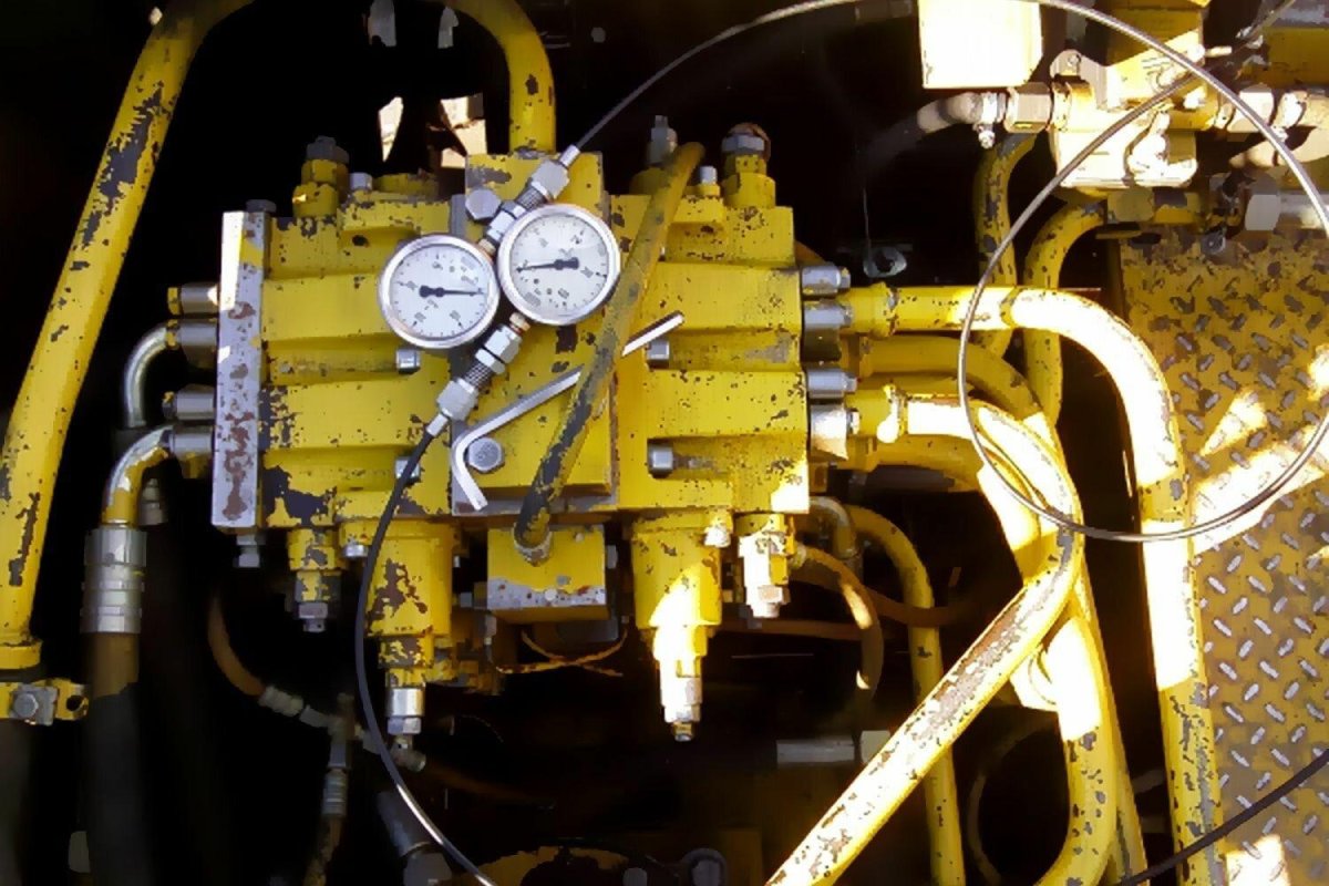 Экскаватор Вольво распределитель