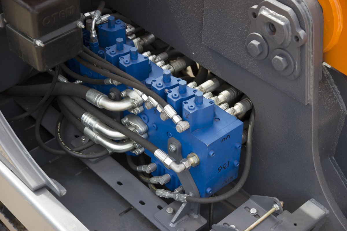 Гидрораспределитель экскаватора UMG e200c