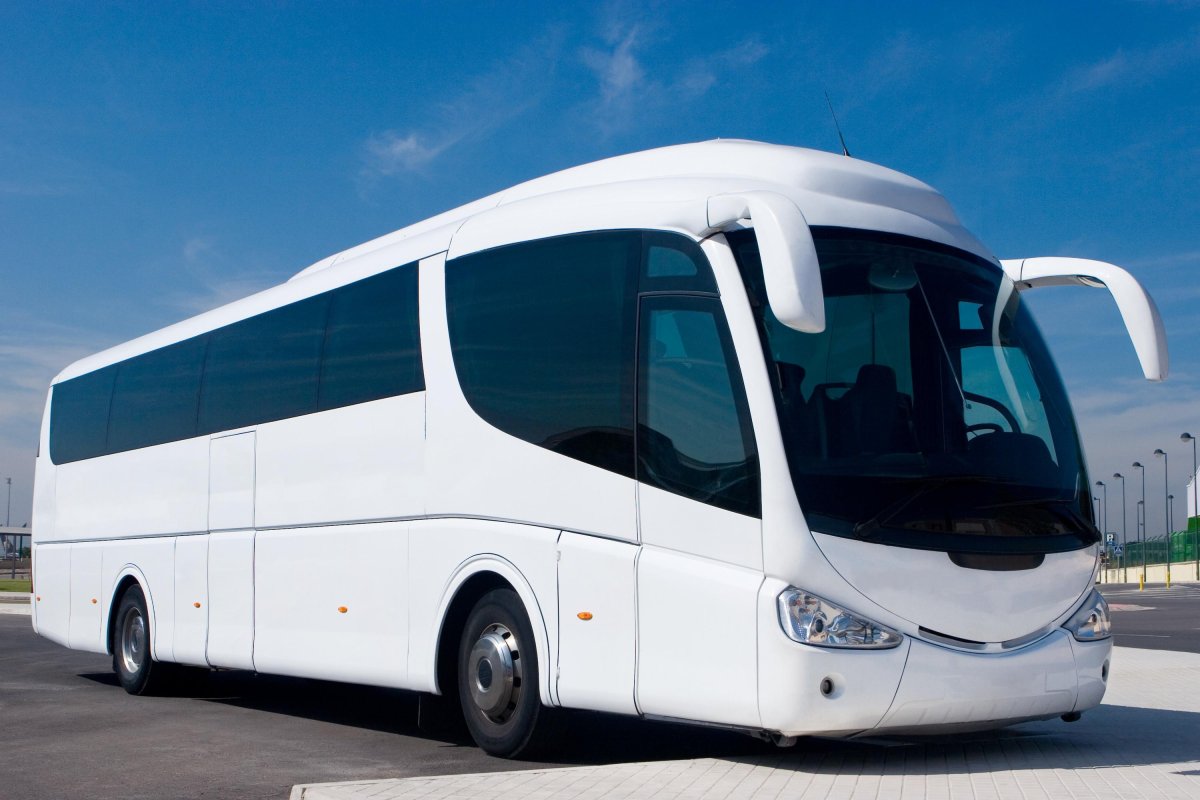 Белый туристический автобус