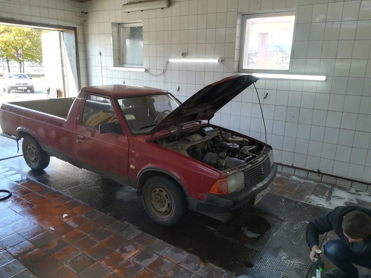 Заброшенный Москвич-2335