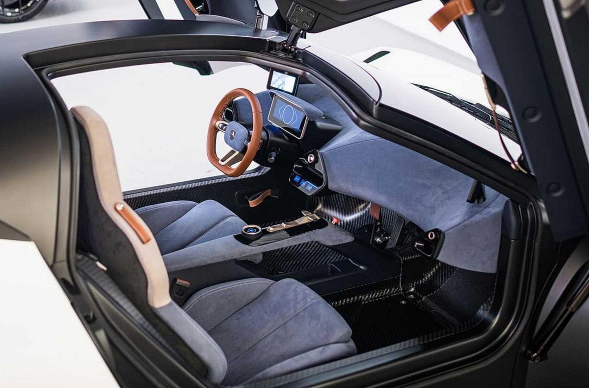 Тесла электромобиль с открытыми дверями