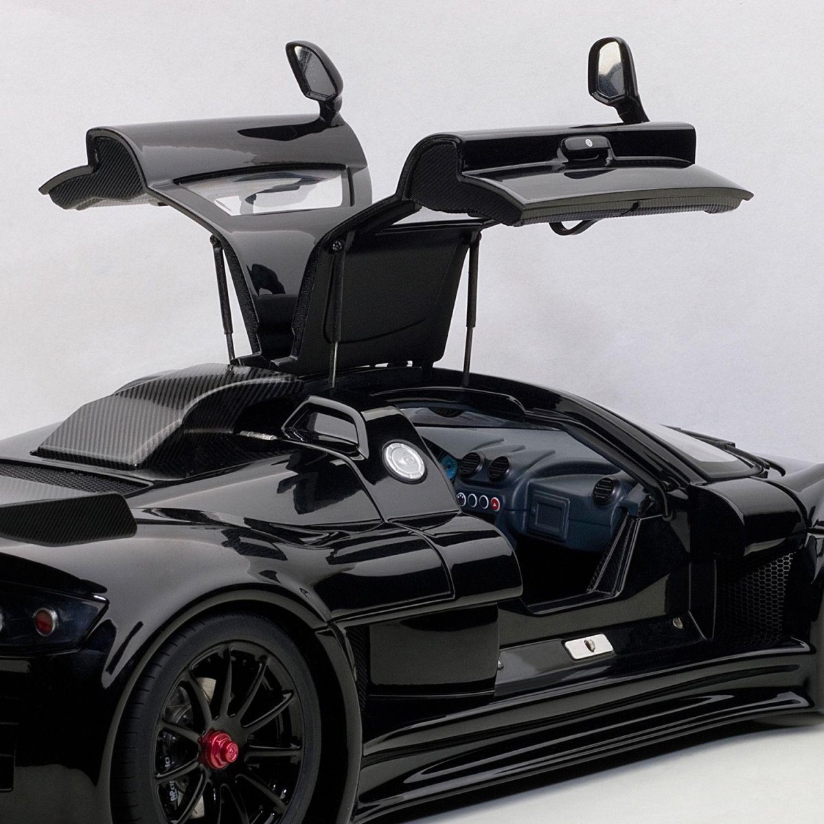 Чёрный Gumpert Apollo Sport