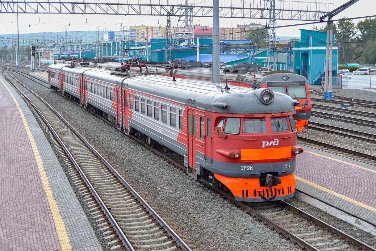 Пригородный поезд