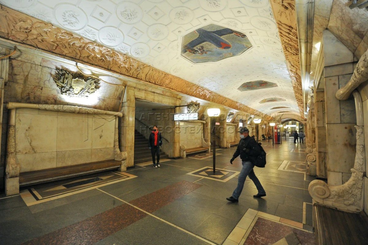 Метро Курская упал человек