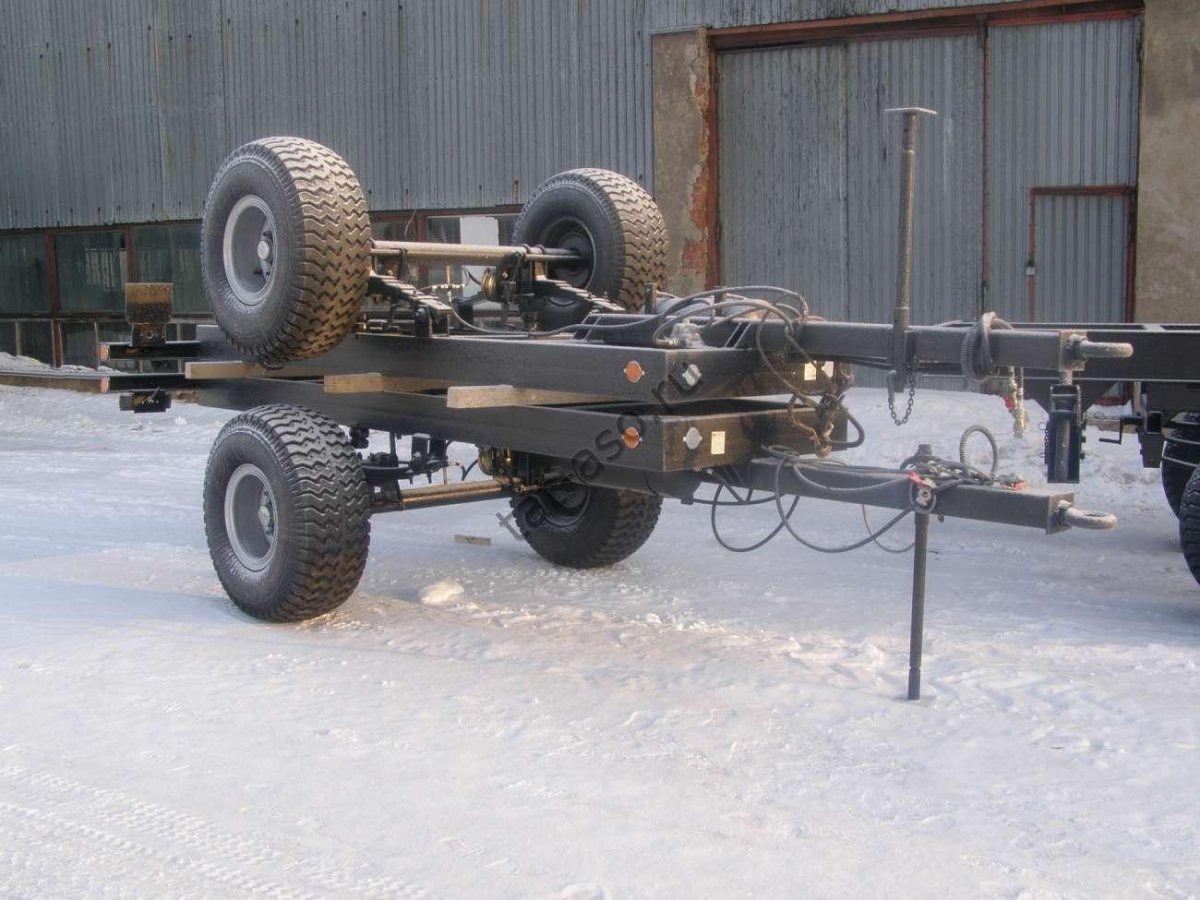 Шасси тракторного прицепа трехосное модель 8302