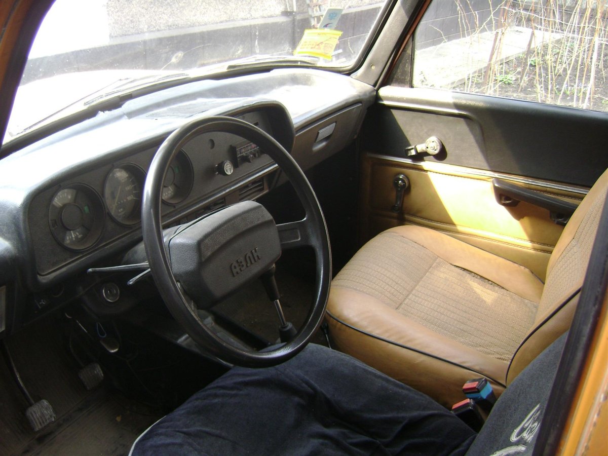 АЗЛК 2140 салон