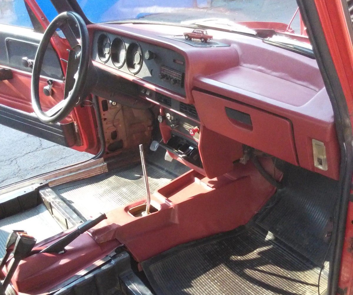 Москвич 412 красный салон