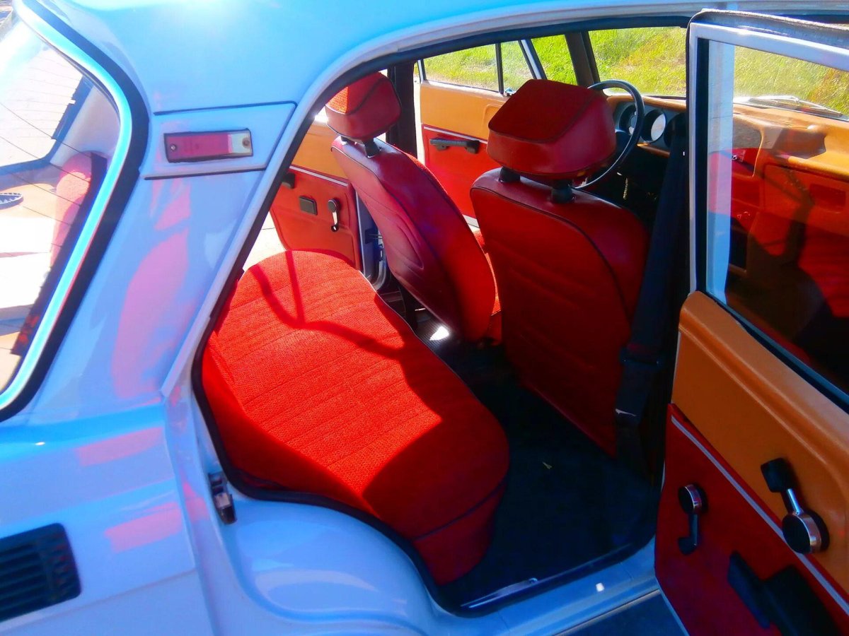 АЗЛК 2140 красный салон