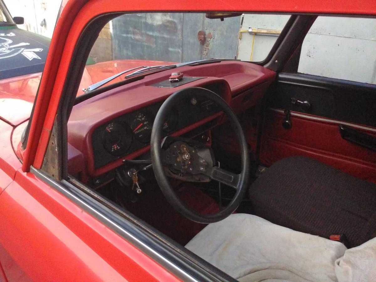 Москвич 2140 красный салон