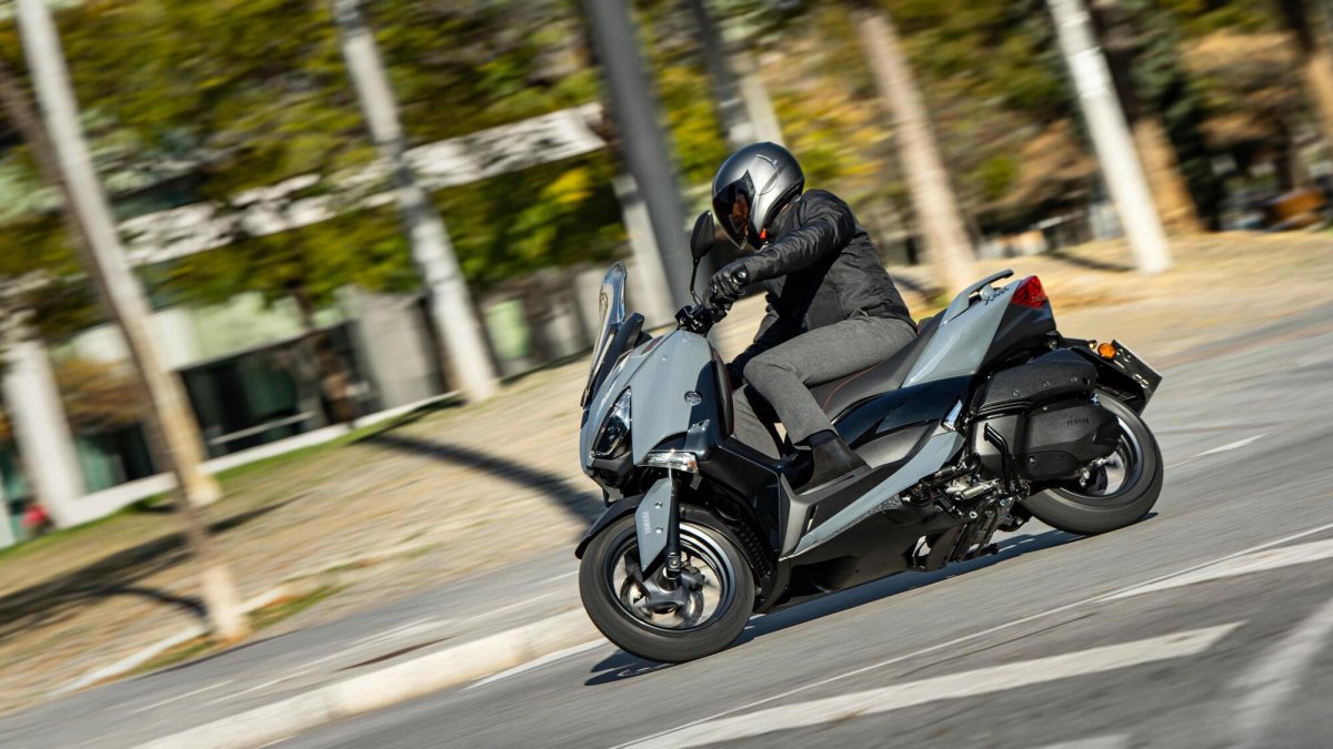 Yamaha x Max 300