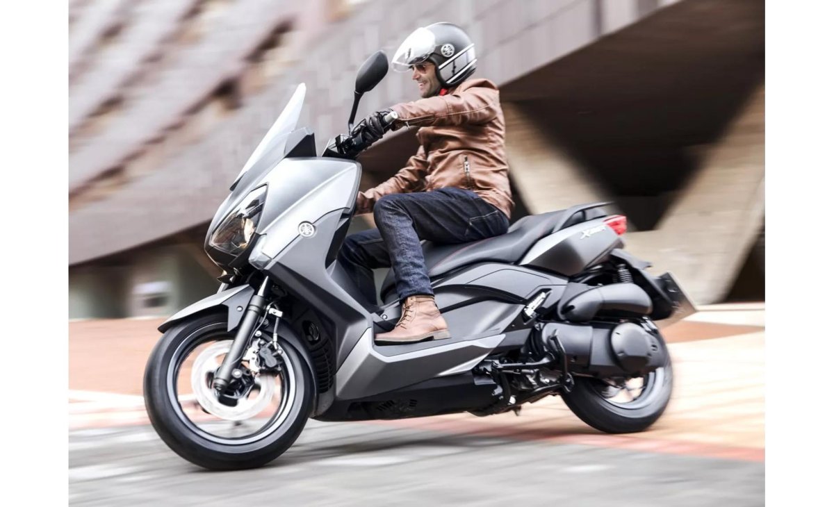 Yamaha x Max 250