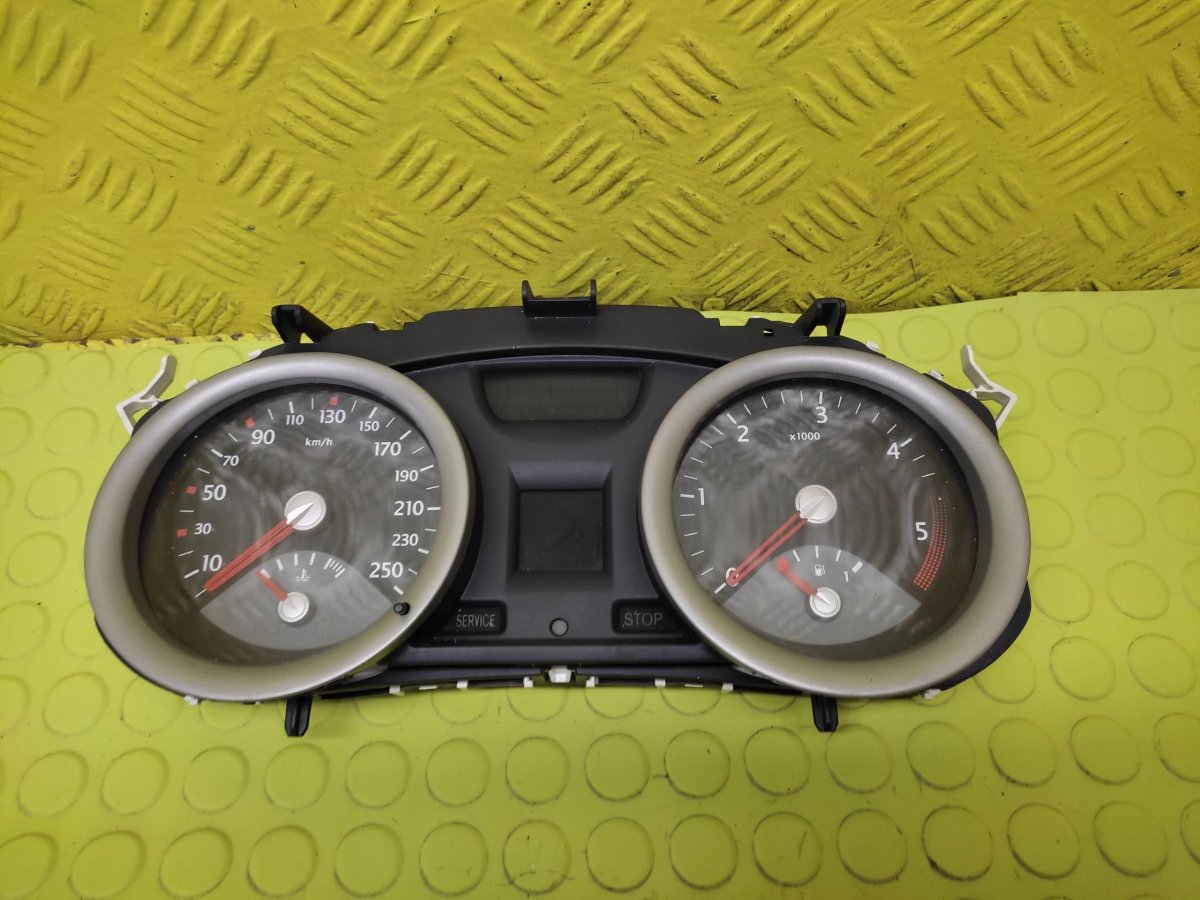 Приборная панель Рено Меган 1 с кольцами