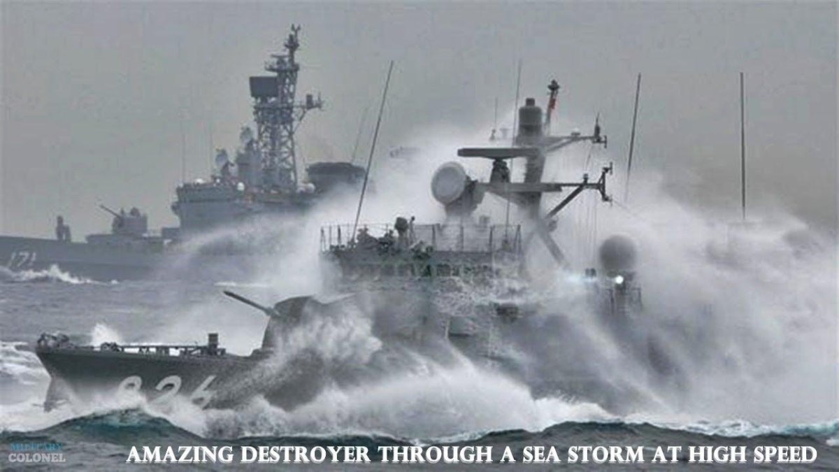 Военный корабль в шторм