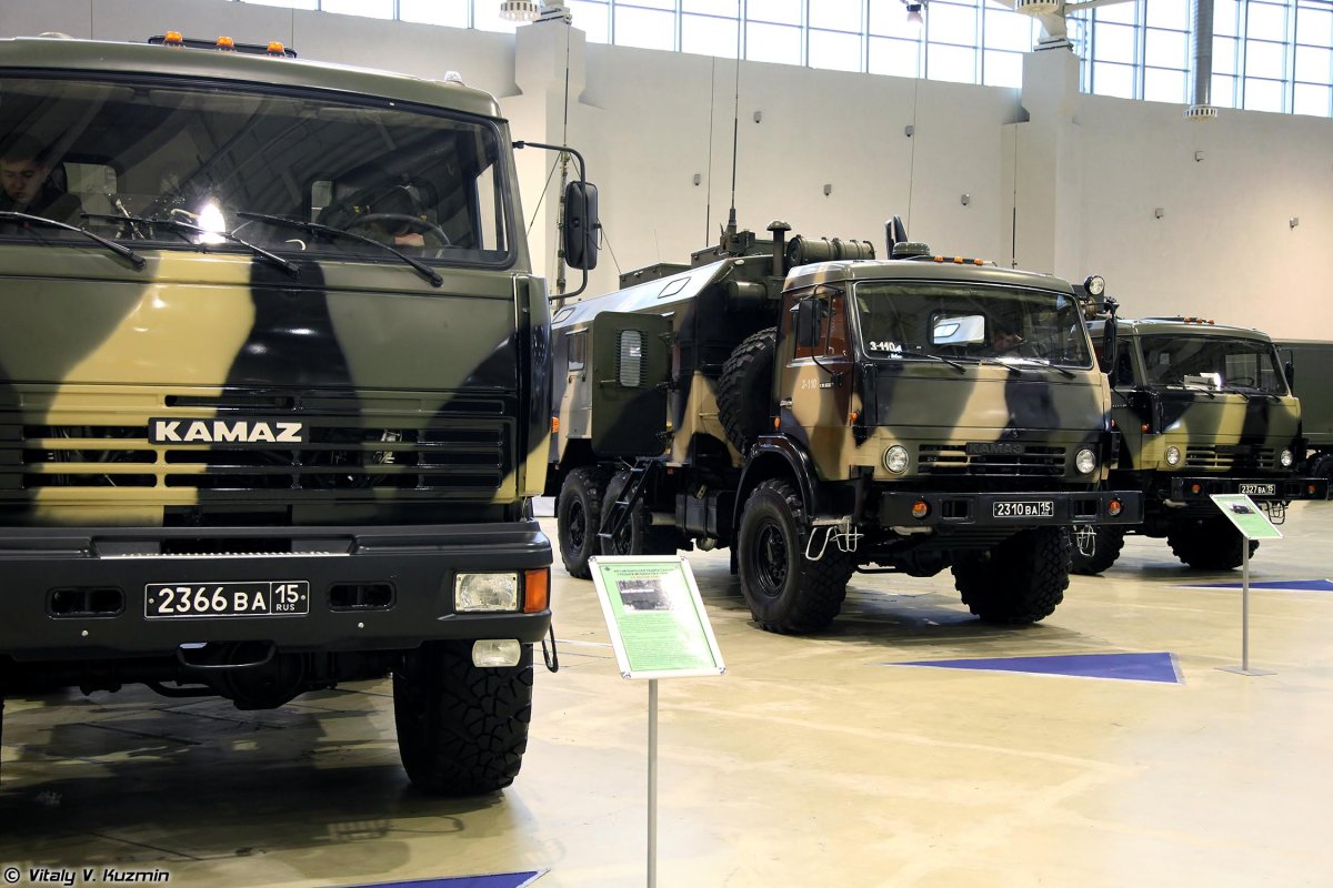 Автомобиль КАМАЗ 4310 В камуфляже