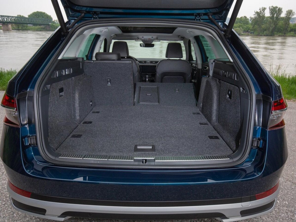 Skoda Superb Combi 2020 багажник