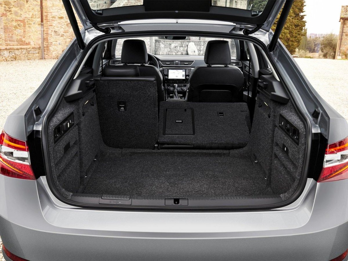 Суперб лифтбек багажник