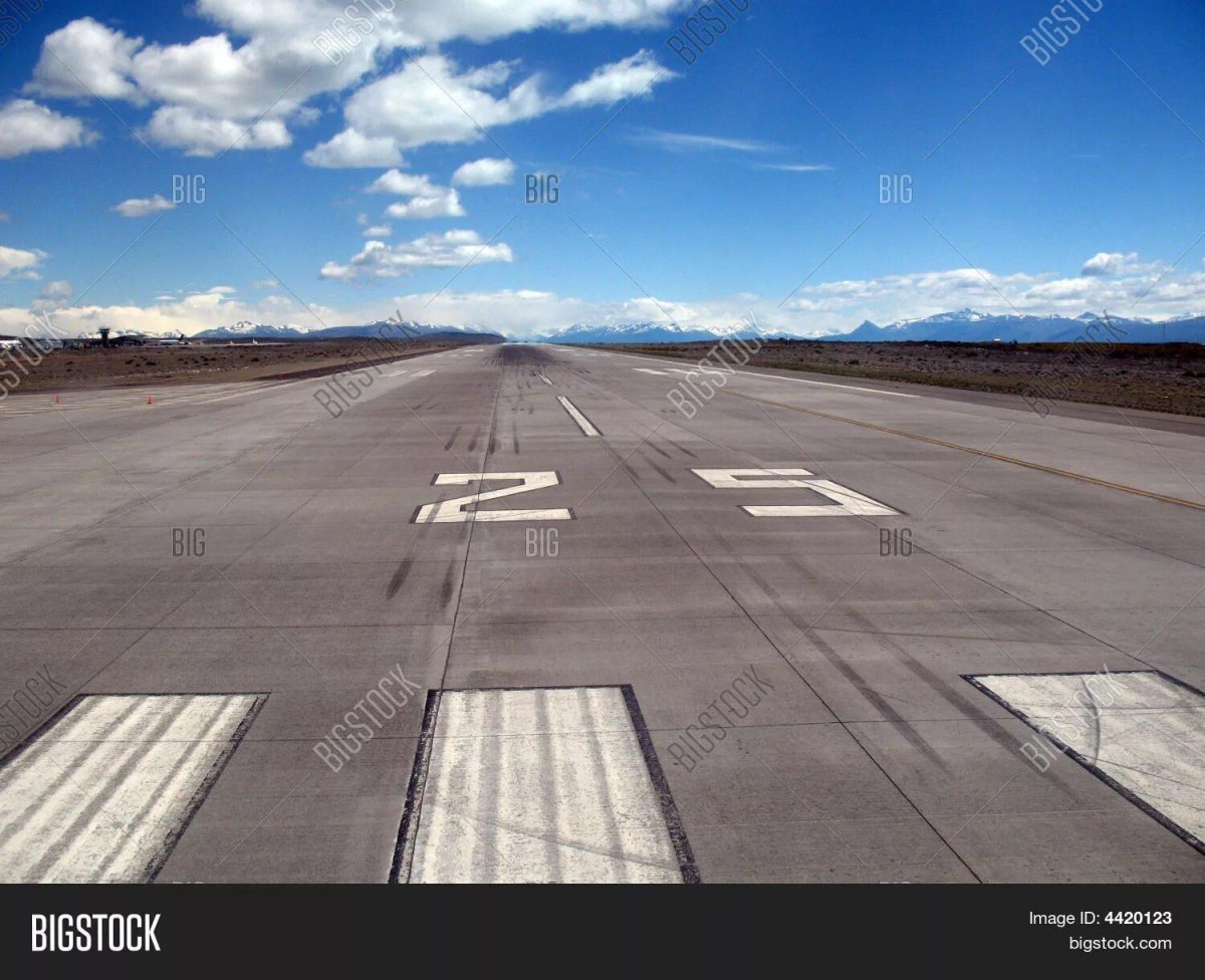 Взлётно-посадочная полоса сбоку