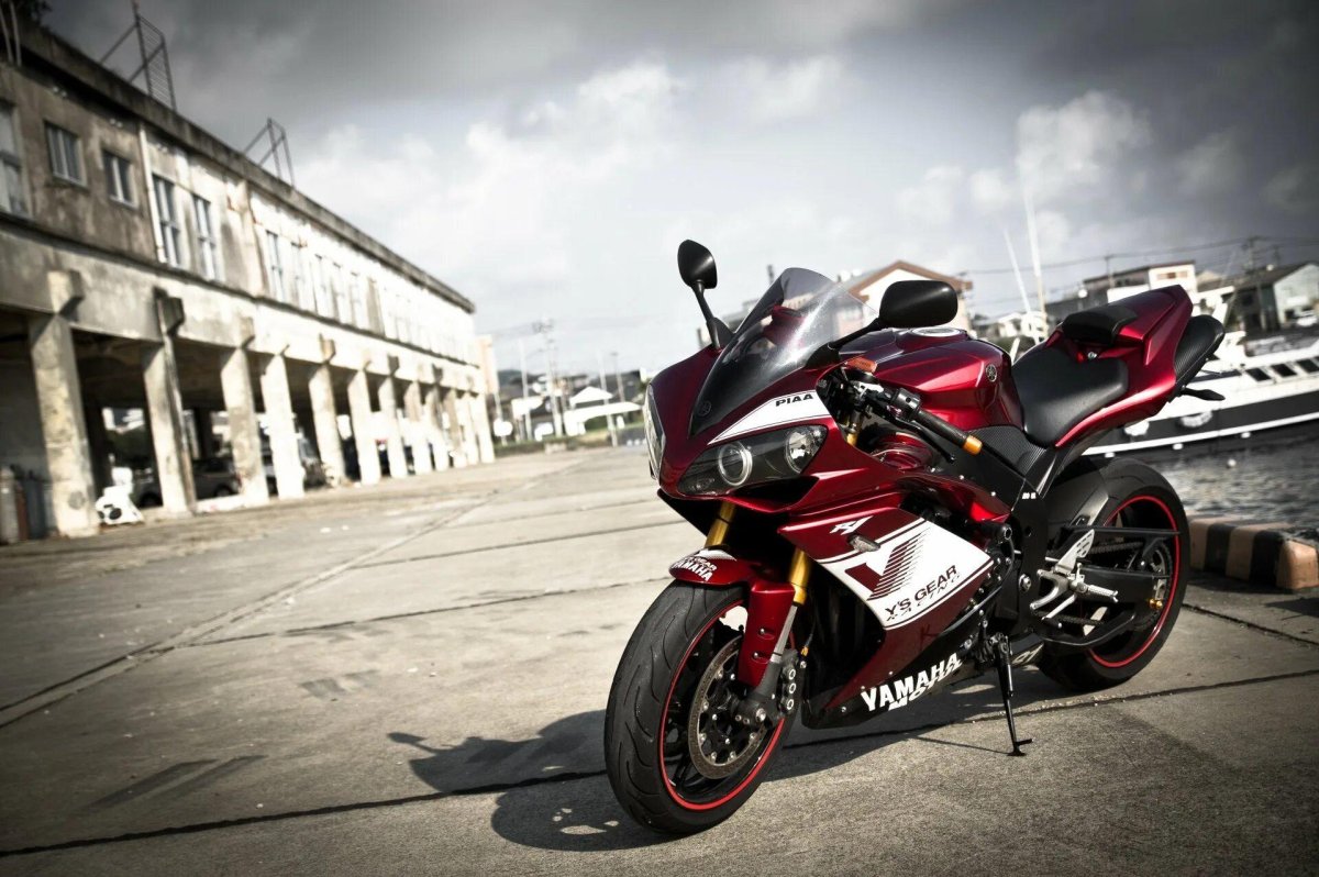 Yamaha r1 красная