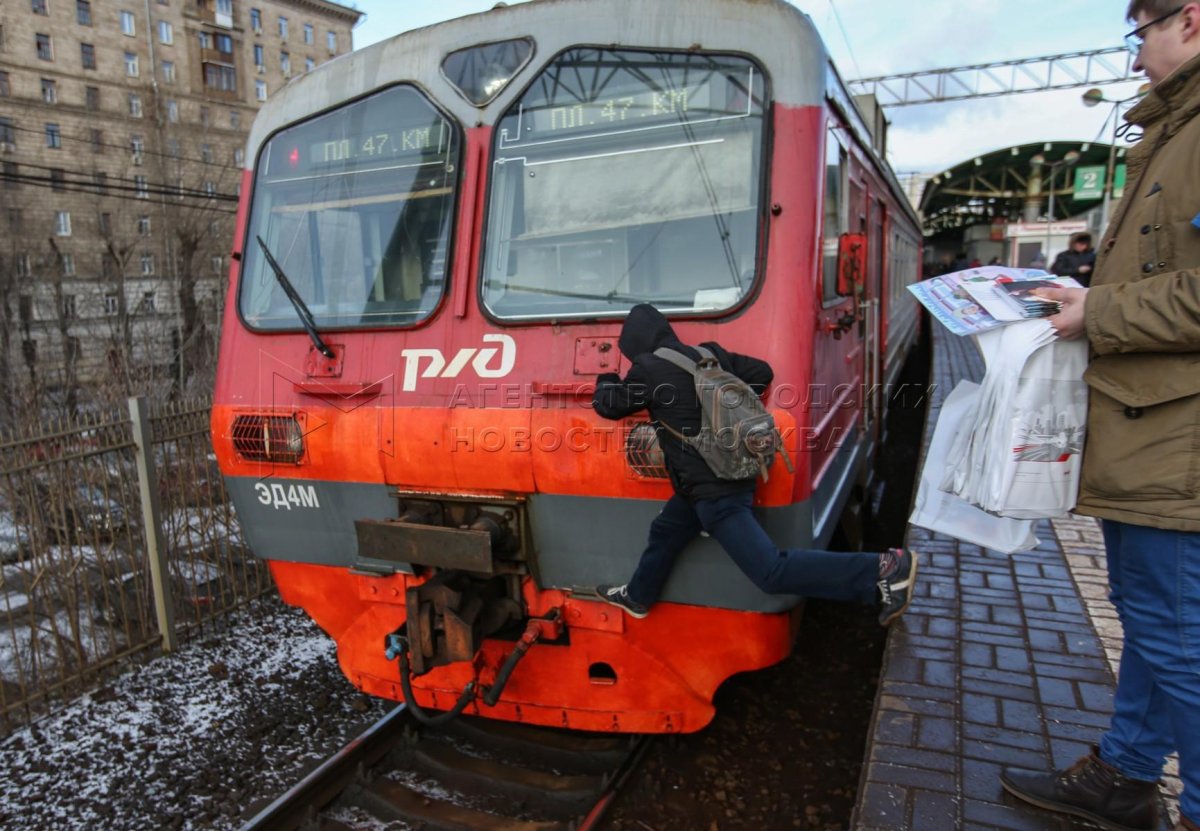 Электричка сбила человека