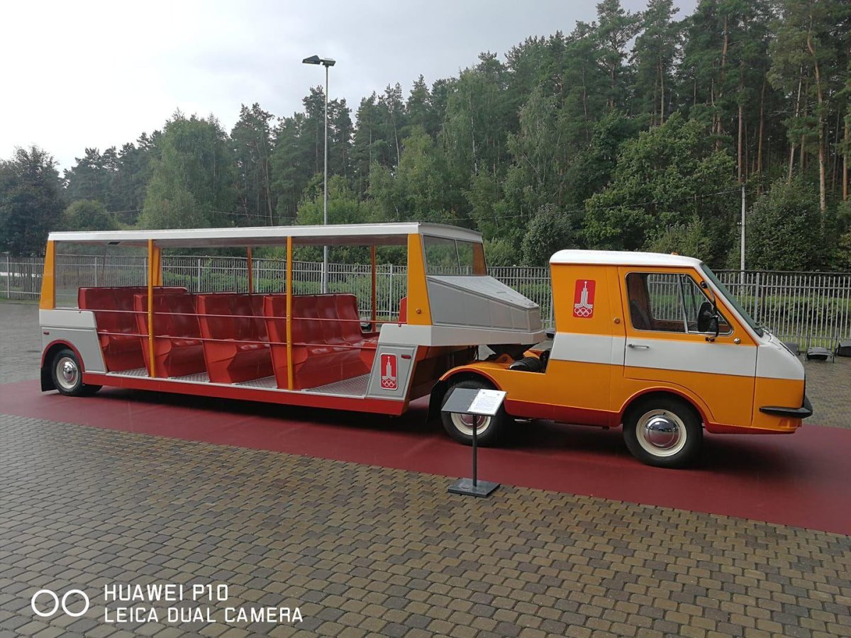 Автопоезд РАФ-3407.