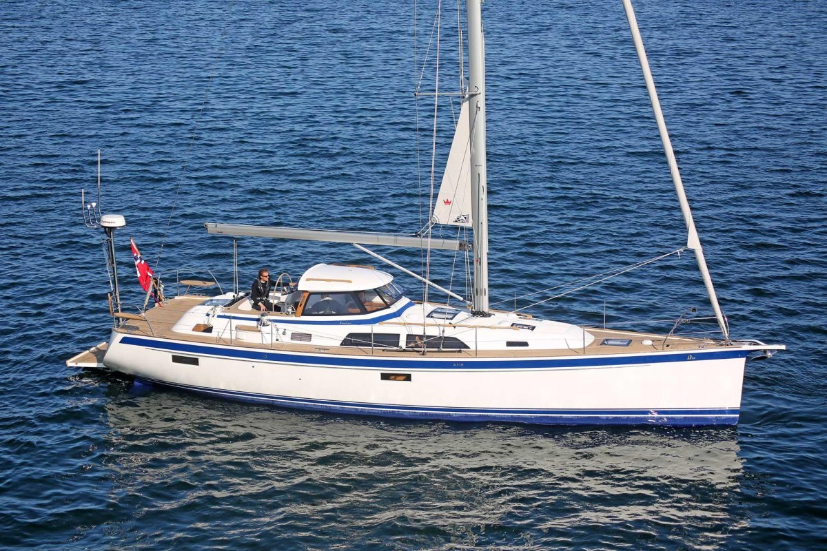 Яхта Hallberg Rassy 50