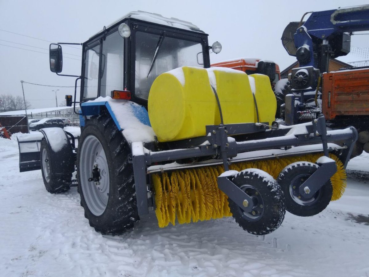 Трактор с щеткой