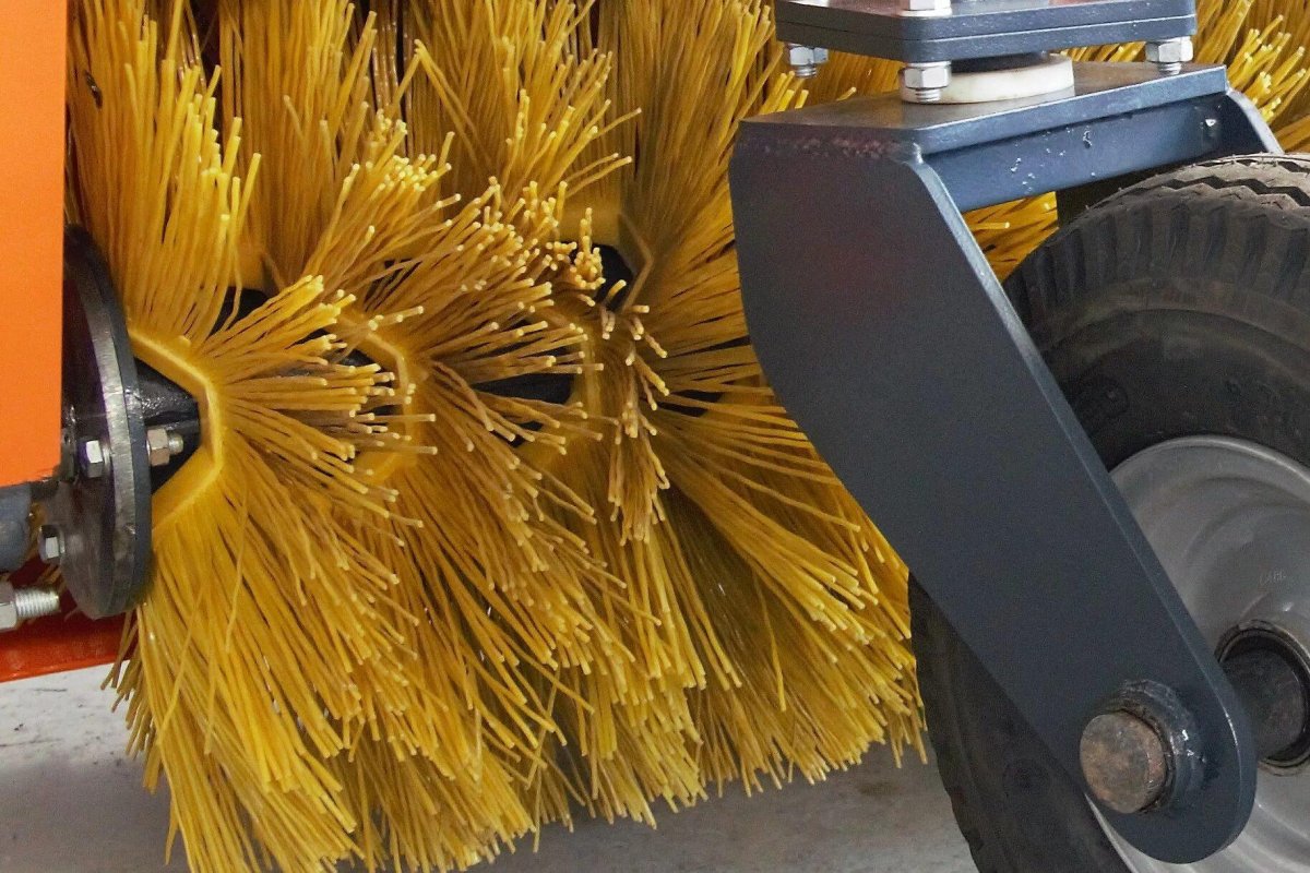 МТЗ 82 щетка подметальная