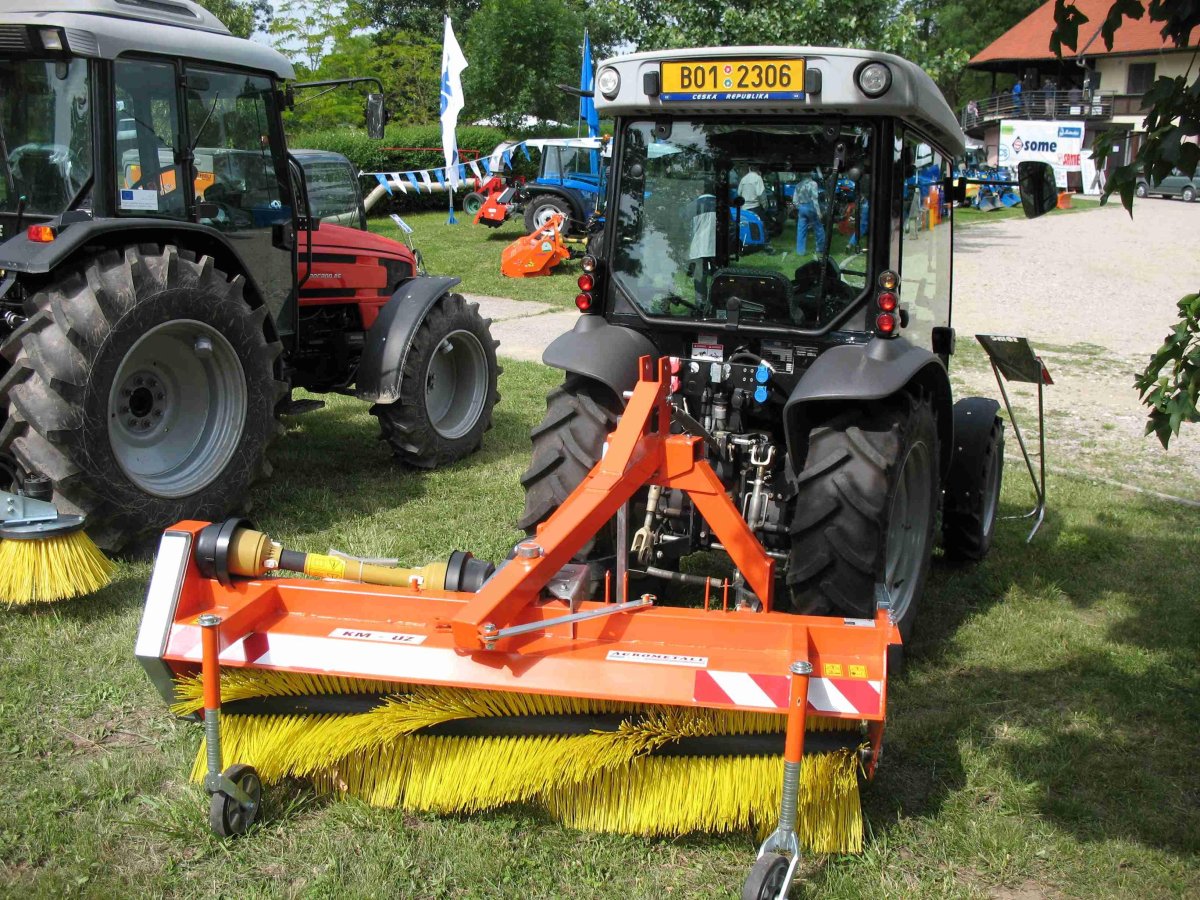 Трактор МТЗ 82.1 С отвалом и щеткой