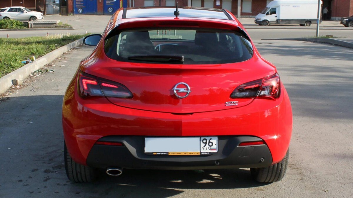 Opel Astra GTC сзади