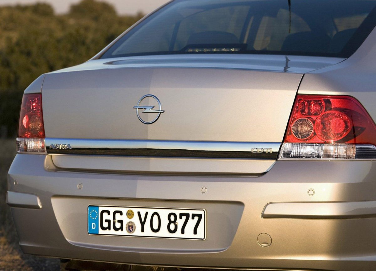 Opel Astra h седан