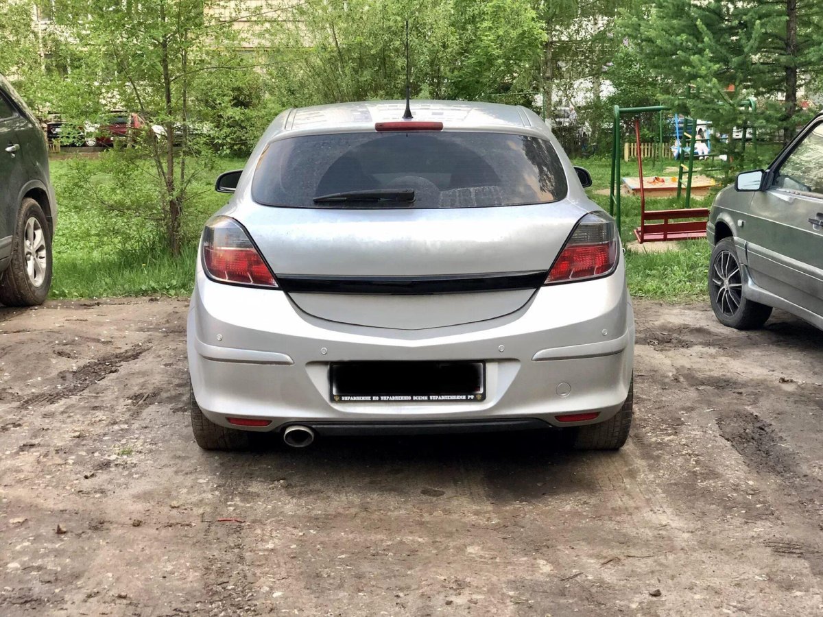 Опель Астра 2008 сзади