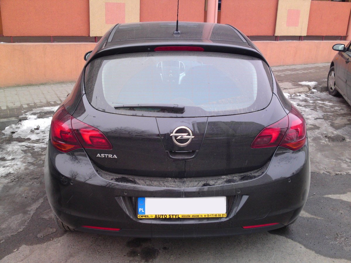 Opel Astra j сзади