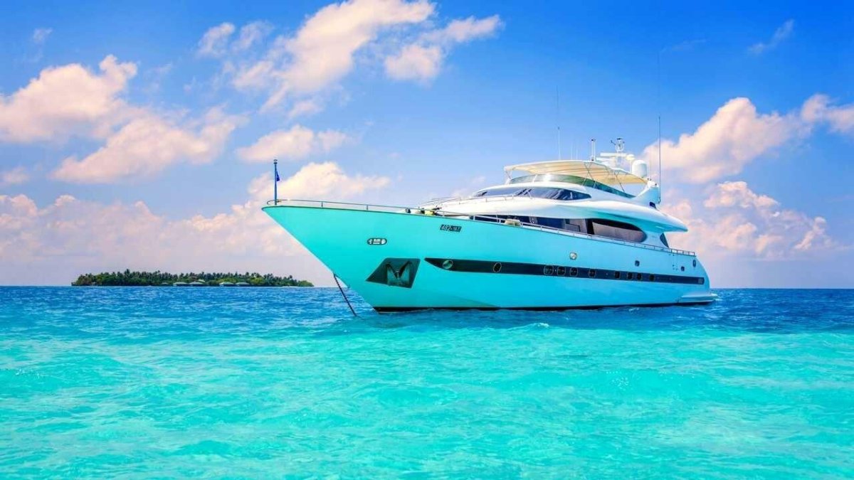 Яхта в море