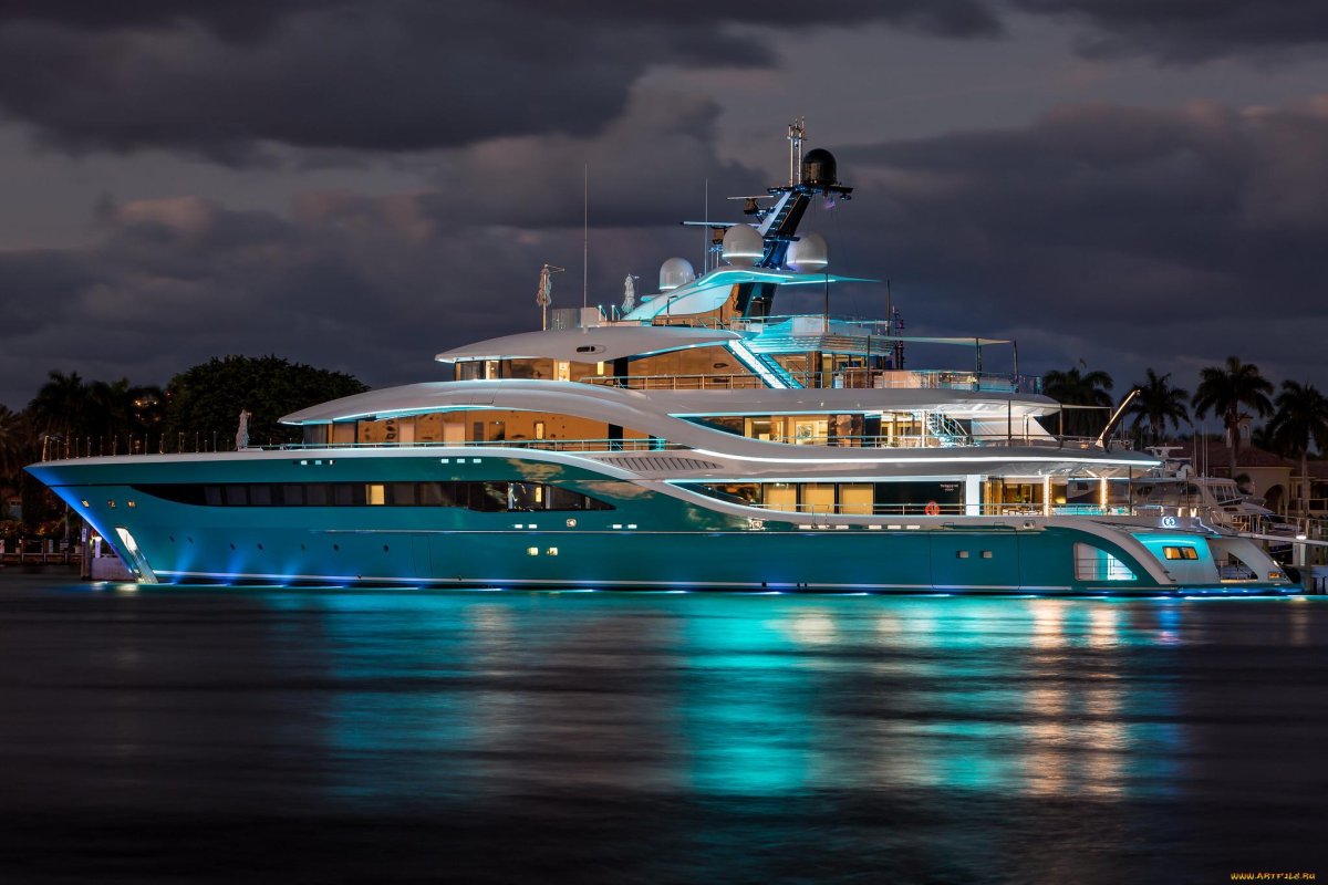 Супер яхта
