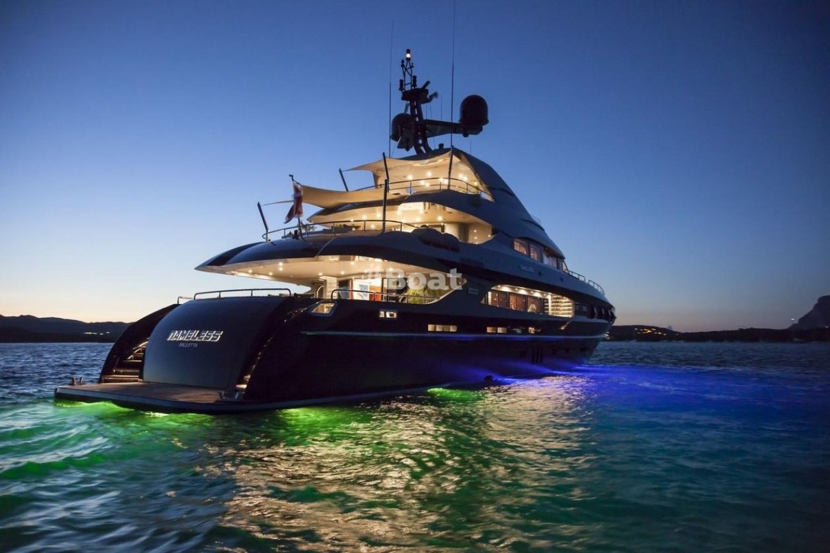 Яхта Гамильтон