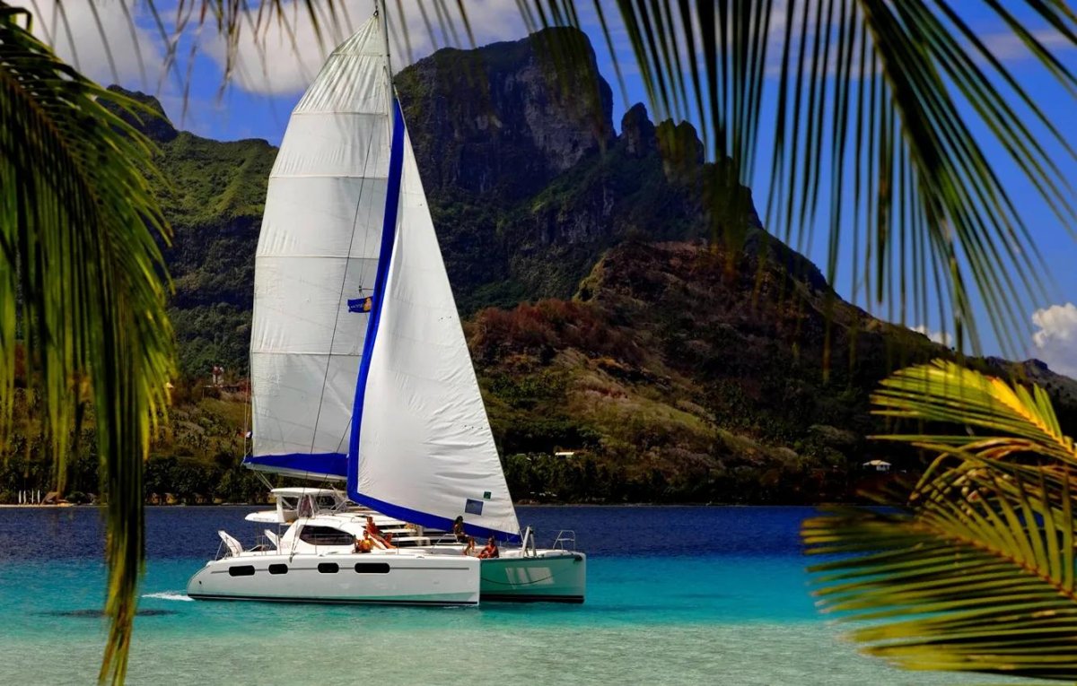 Парусный катамаран на Карибах